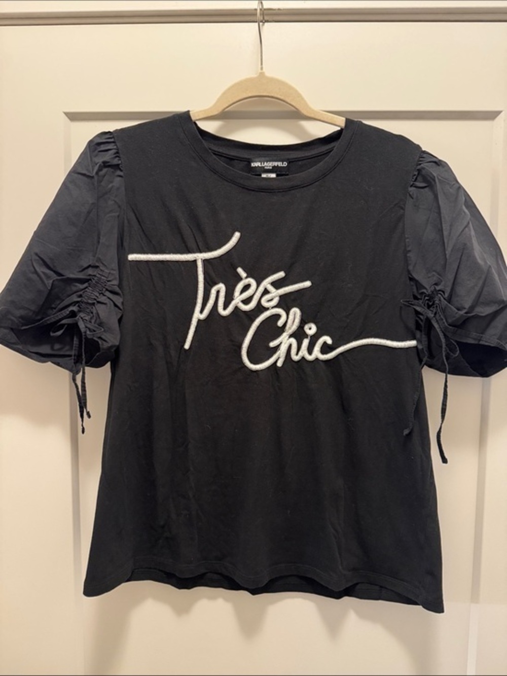 Karl Lagerfeld Black Tee with White and Gold Très Chic Embroidered Script. XL.